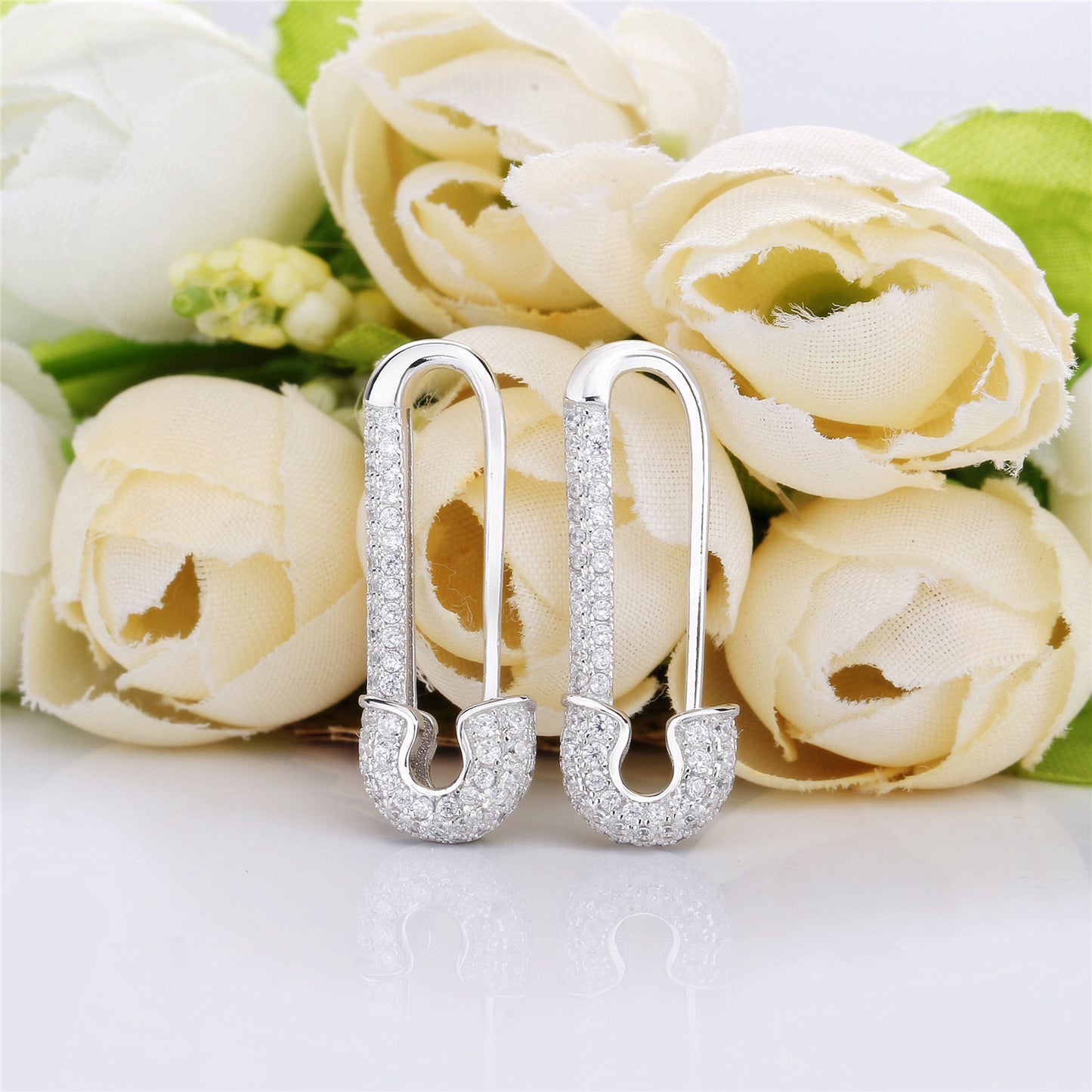 Aretes con diseño de alfiler