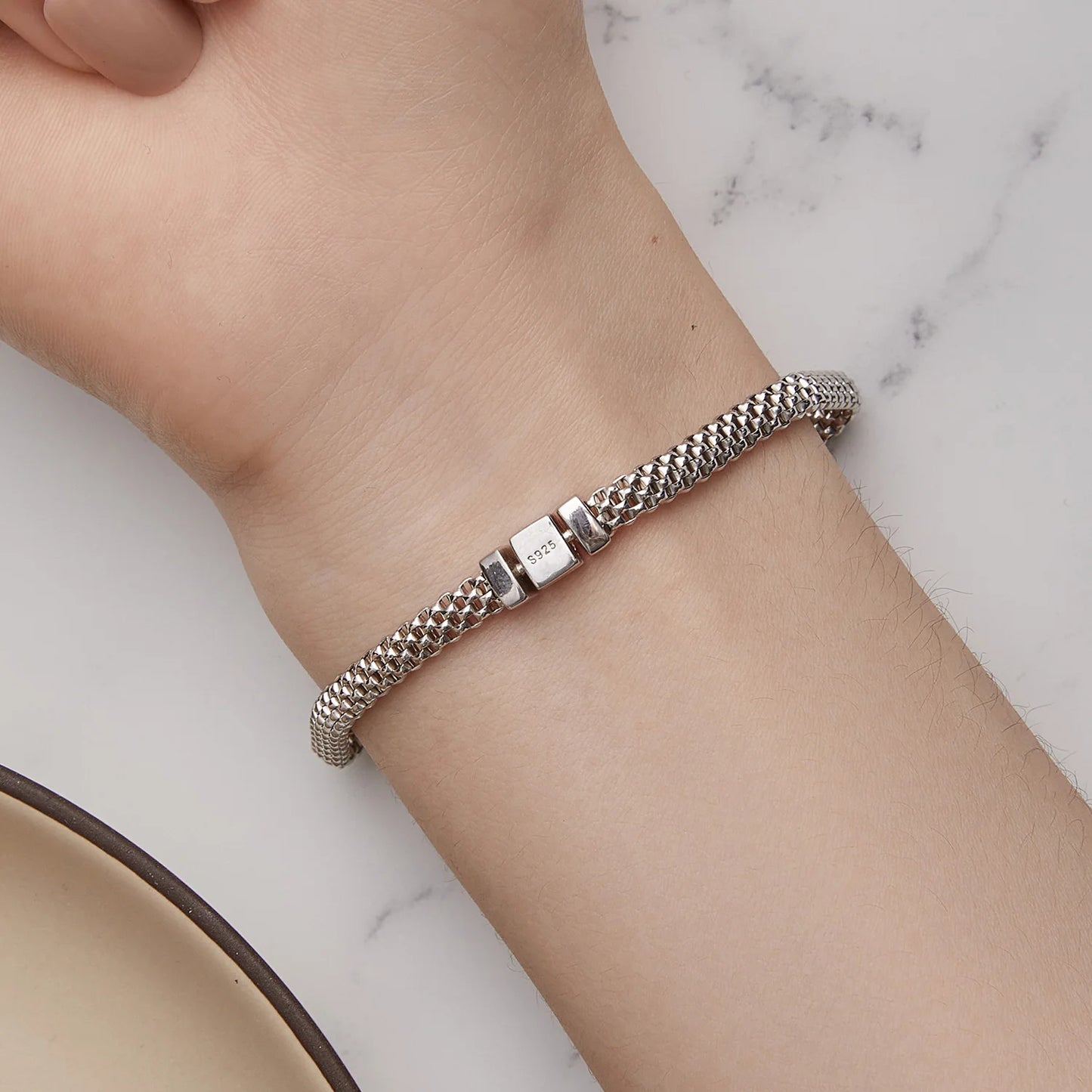 Pulsera tejida redonda